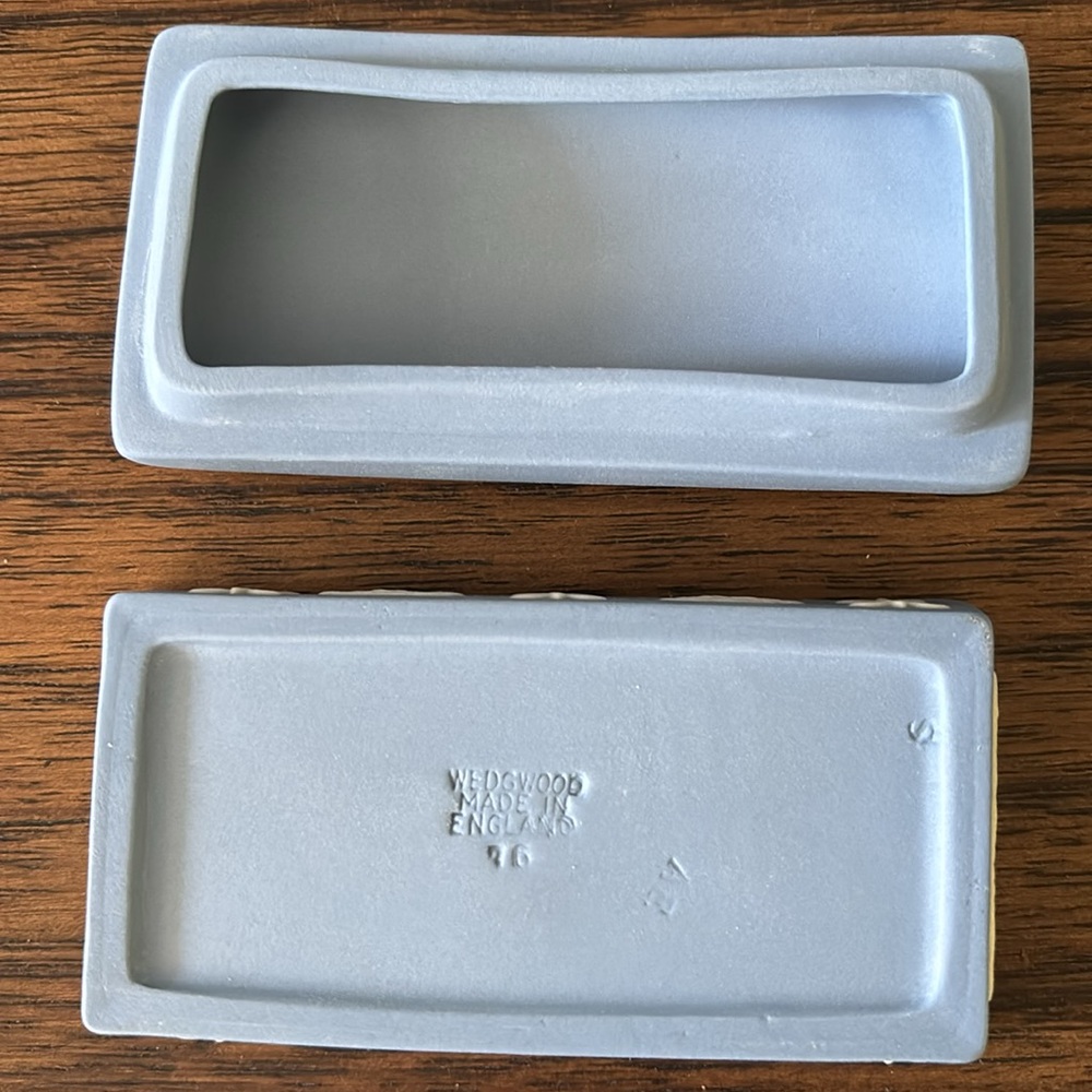 Wedgwood trinket box - Picture 3 of 5